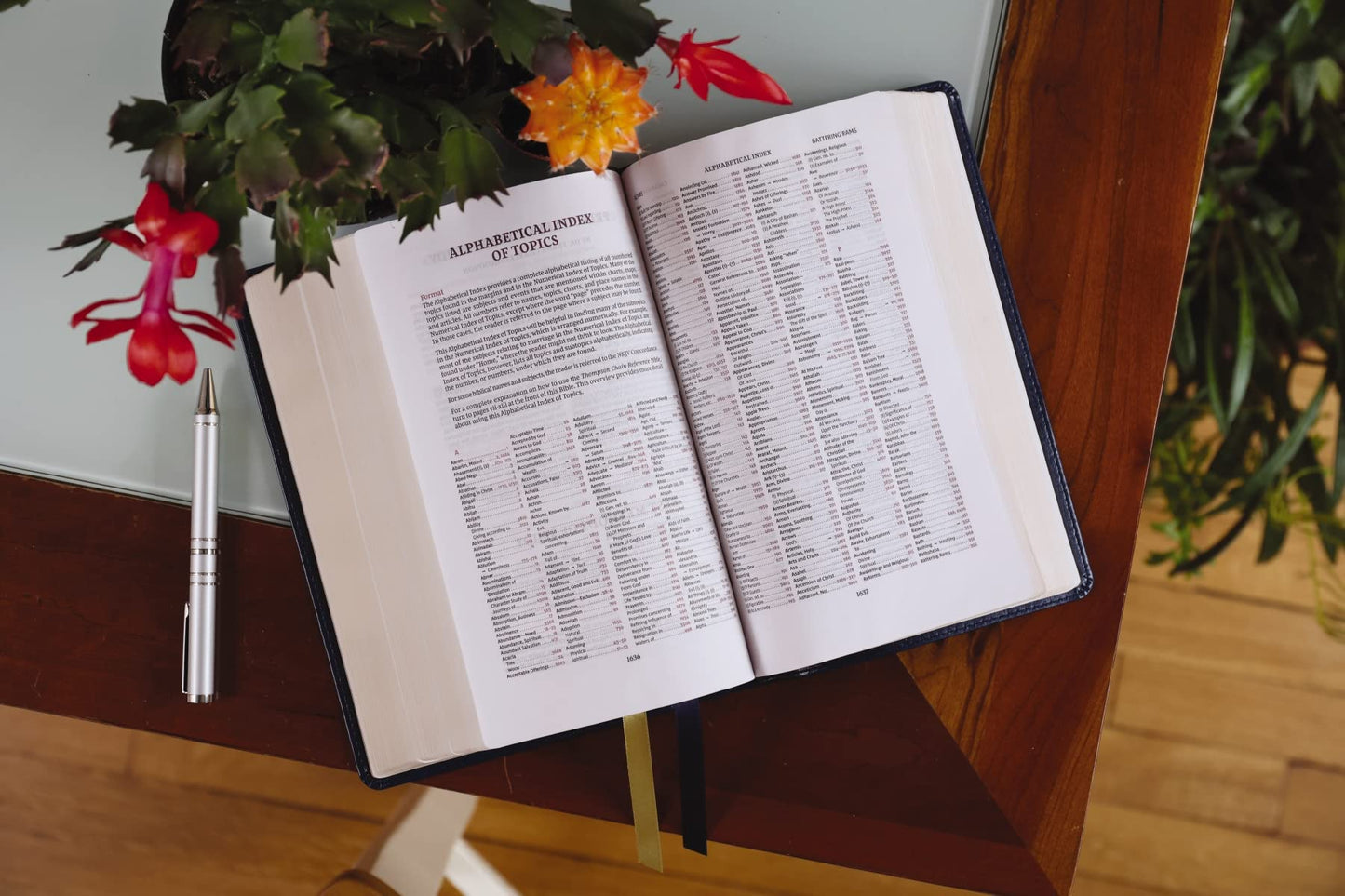 NKJV, Thompson Chain-Reference Bible, Handy Size, Red Letter, Comfort Print - Leathersoft™