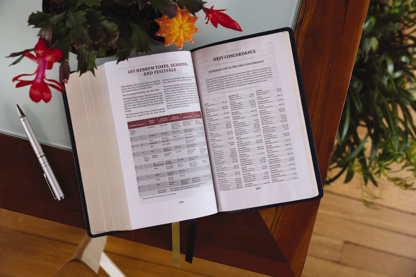 NKJV, Thompson Chain-Reference Bible, Handy Size, Red Letter, Comfort Print - Leathersoft™