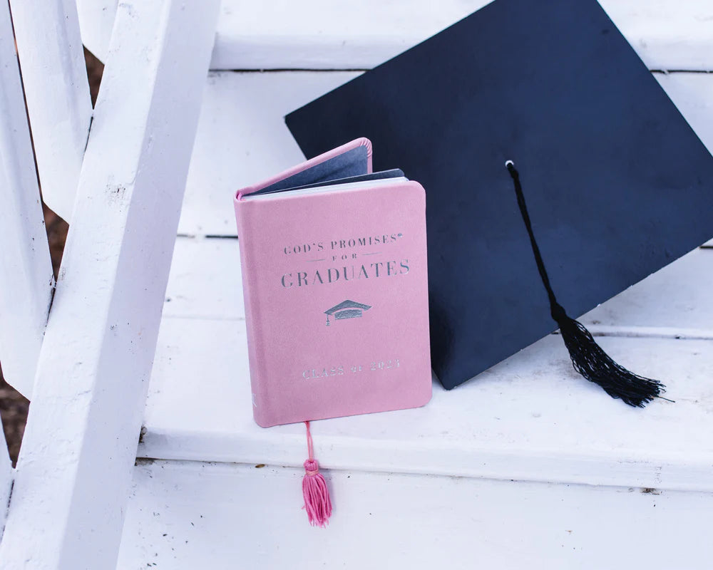 God's Promises for Graduates: Class of 2023 - Pink NKJV: New King James Version