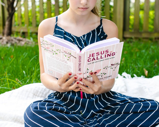Jesus Calling: 365 Devotions for Kids (Girls Edition)