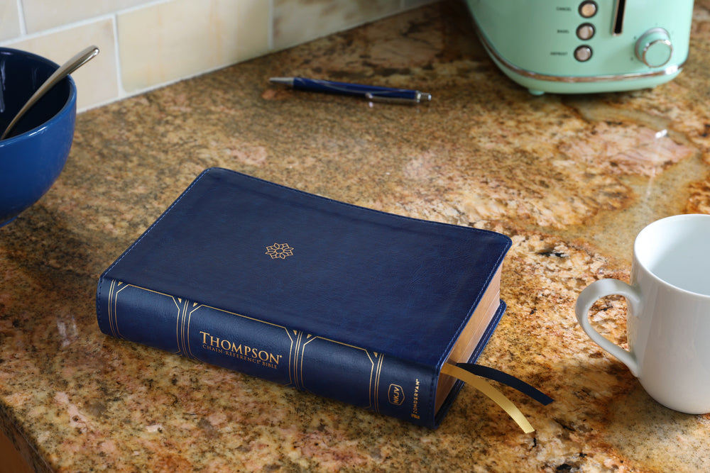 NKJV, Thompson Chain-Reference Bible, Handy Size, Red Letter, Comfort Print - Leathersoft™